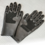 Handschuhe-ausgebreitet-auf-dem-Trimmtisch