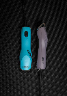 Zwei Schermaschinen KM 10 in Blau und Grau