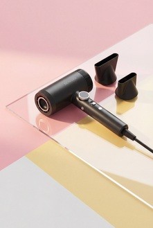 Fön mit Lieferumfang auf Glastisch