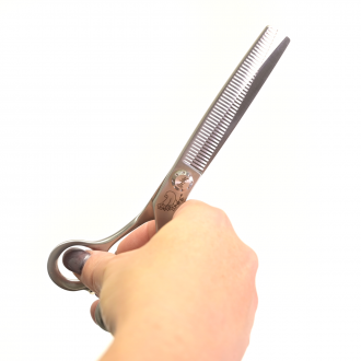 Schere leicht geöffnet