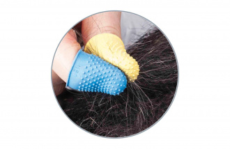 Mit blauem & gelben Fingerling wird Fell getrimmt