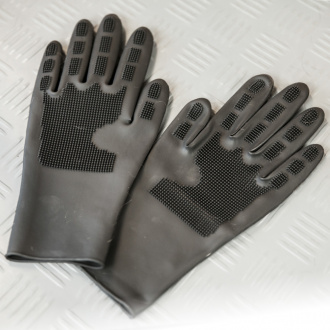 Handschuhe-ausgebreitet-auf-dem-Trimmtisch