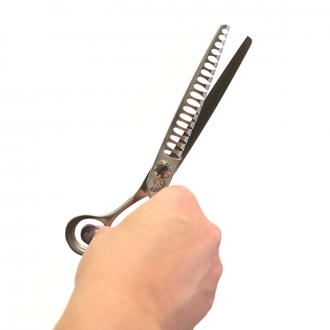 Schere leicht geöffnet