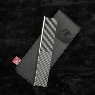 kamm auf der lederhülle