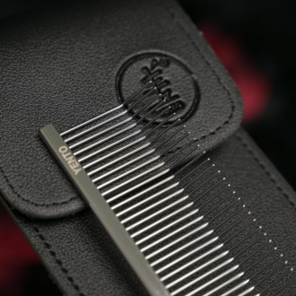 Nahaufnahmen von dem kamm auf der hülle