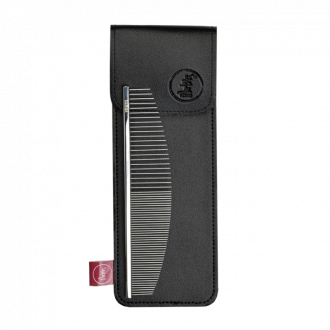 Kamm liegt auf Lederhülle