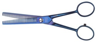 blaue Effilierschere leicht geöffnet