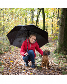 Frau mit Hund im Wald