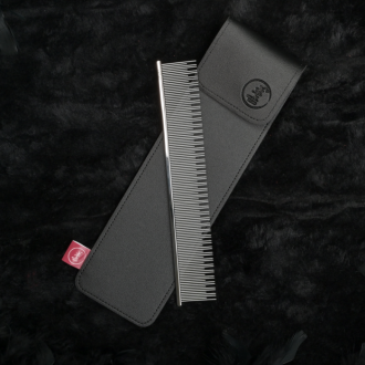 Kamm liegt auf Lederhülle