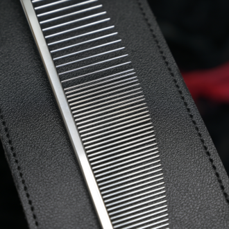 Kamm liegt schräg auf Lederhülle, großaufnahme