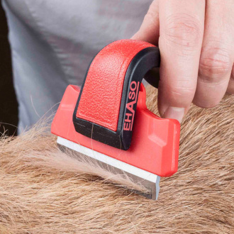 Blade Rake wird über das Fell gezogen