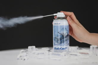 Spray sthet auf Tisch hinter Eiswürfel