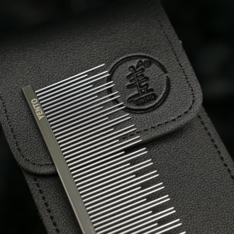 Großaufnahme Kamm liegt auf Hülle