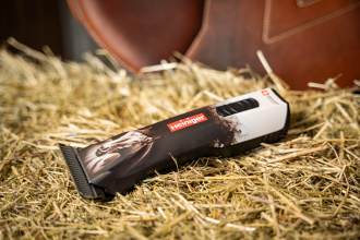 Maschine liegt auf Stroh