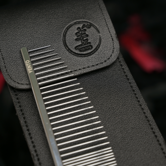 Kamm liegt schräg auf Lederhülle, großaufnahme