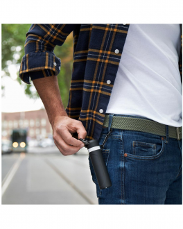 Kotbeutel hängt an Hose von Mann