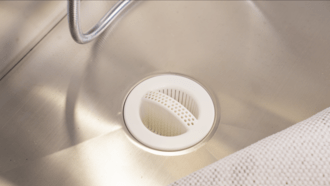 Abflussschlauch unter der Wanne