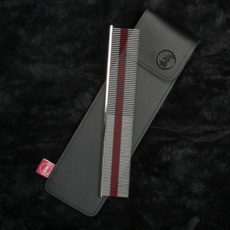 Kamm liegt auf Lederhülle