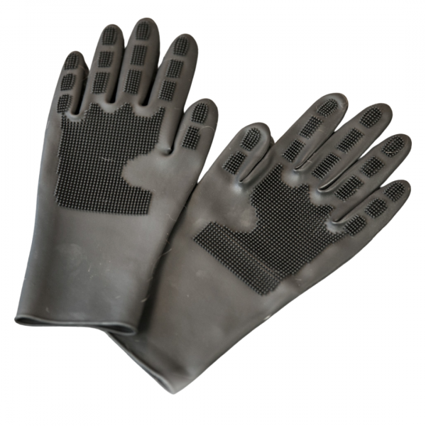 Handschuhe-ausgebreitet-auf-dem-Trimmtisch