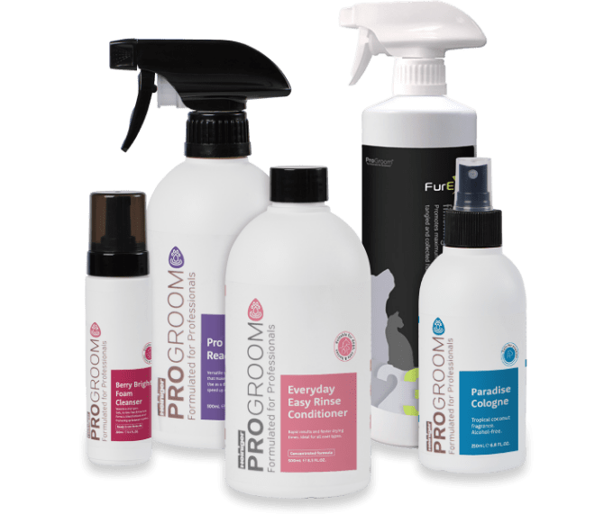 Artikel aus dem ProGroom Sortiment: 5 weiße Shampoo-Flaschen in verschiedenen Größen, zwei davon mit Sprühaufsatz