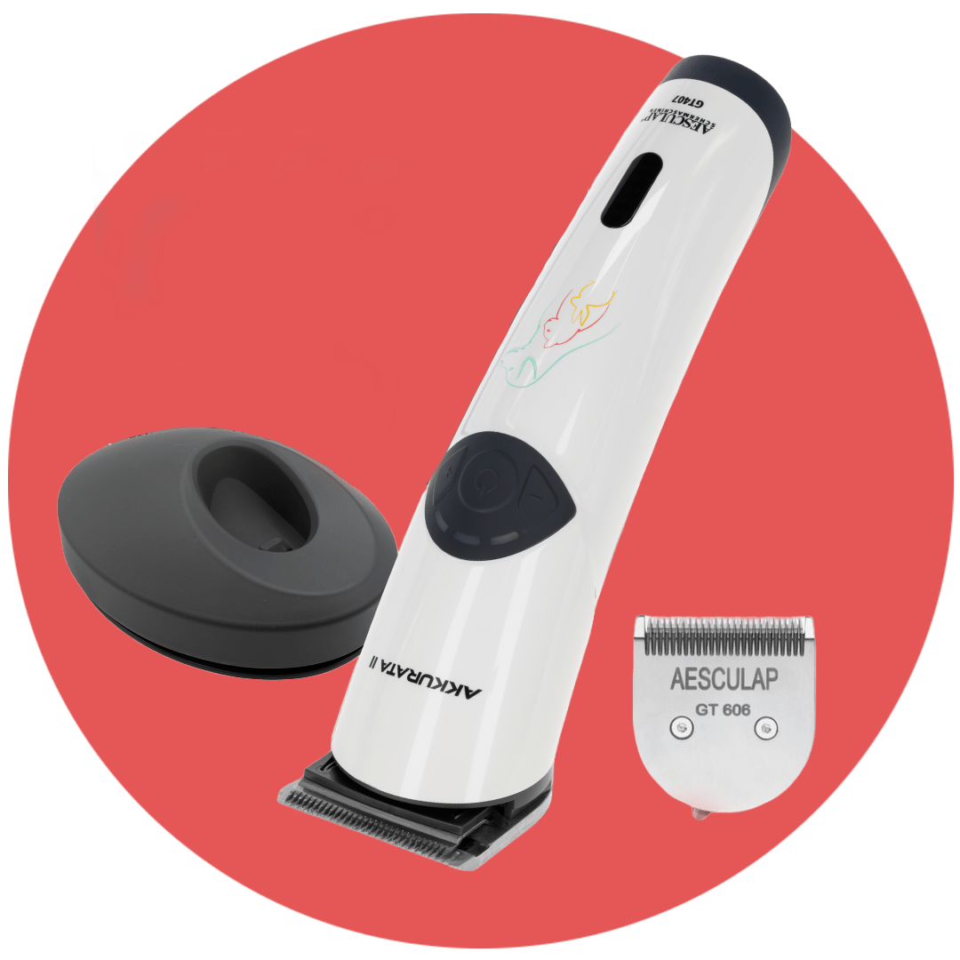 Weiße Joyzzee-Schermaschine mit aufgedrucktem, goldenen und grauem Leoparden-Motiv steckt in einer Ladesstation, daneben 2 zusätzliche Akkus und eine Darstellung des Transportkoffers mit Raptor-Schriftzug